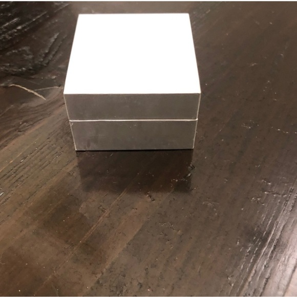 Silver Cubic Zirconia Infinity Ring Women’s ring Size 8 New NIB - Picture 7 of 7